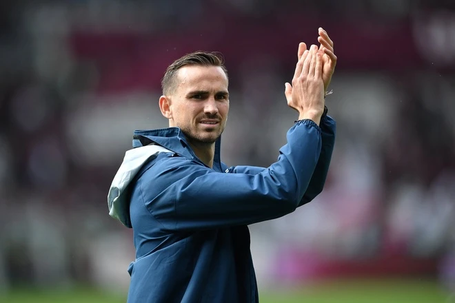 Cầu thủ Fabian Ruiz vỗ tay, tâm điểm đàm phán chuyển nhượng.